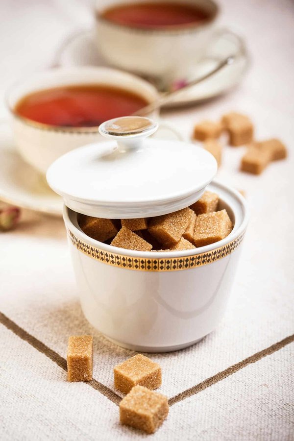 Comment les techniques de peinture sur porcelaine peuvent-elles être utilisées dans l'art contemporain ?